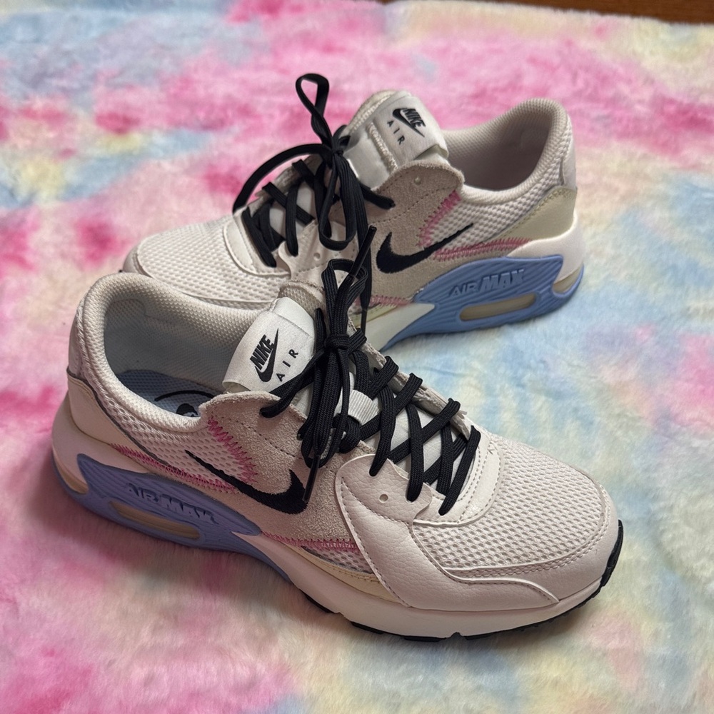 Nike Women's sz 7 Air Max White and Black Sneakers